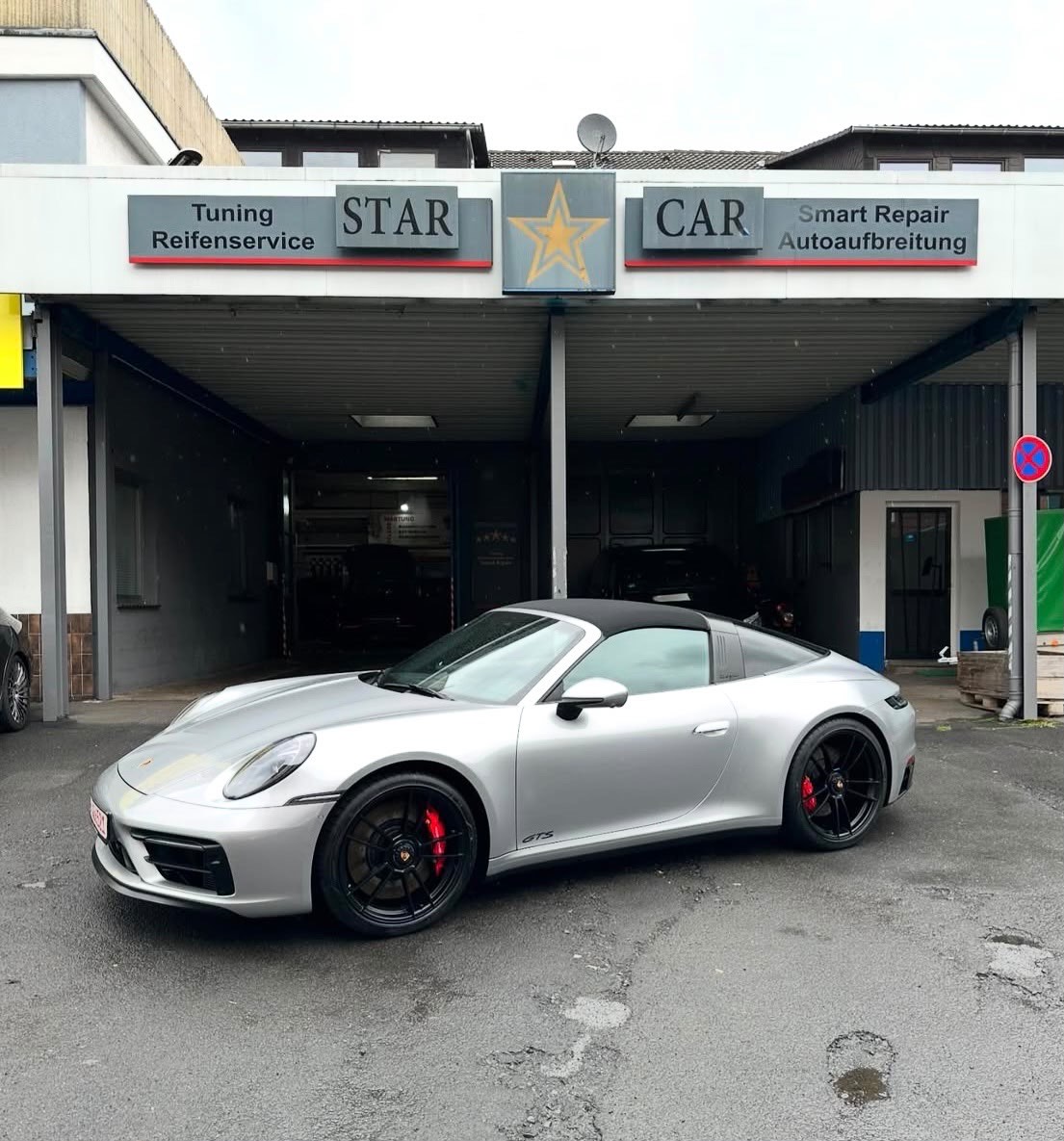 Silberner Porsche 911 vor STAR CAR Werkstatt
